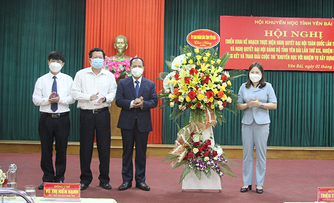 Đồng chí Vũ Thị Hiền Hạnh - Phó Chủ tịch UBND tỉnh tặng hoa chúc mừng HKH tỉnh Yên Bái.